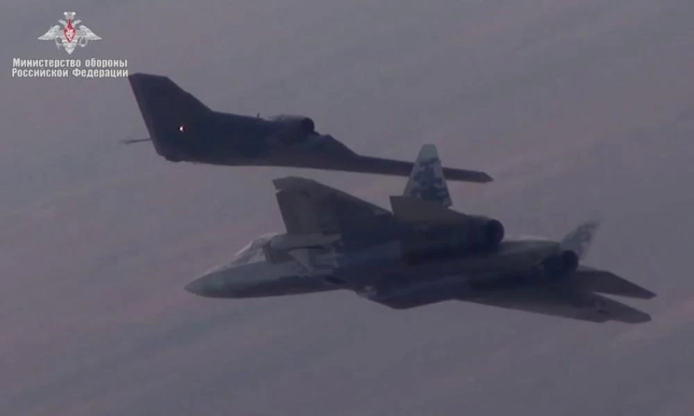 Okhotnik: Αναπτύσσεται το drone «συνοδός» του stealth μαχητικού αεροσκάφους Su-57